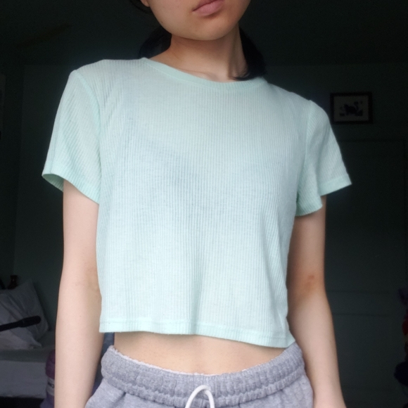 💜 2/$10 Mint crop top - Picture 1 of 5